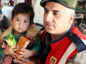 Minik Afgan mülteciye Mehmetçik şefkati