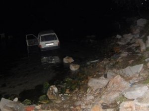 Virajı alamayan otomobil denize uçtu