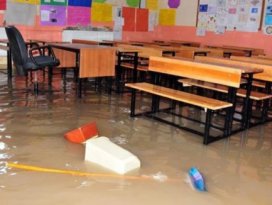 Yağmur okulu sular altında bıraktı