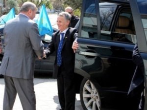 Kaşıkla verip kepçeyle alıyor