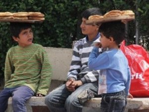 Yaşıtları bayramda, onlar simit satıyor