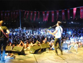 Daha şehit acısı dinmeden konser!