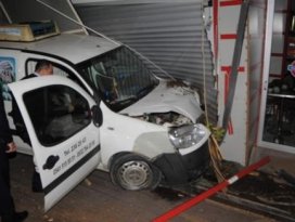 Kontrolden çıkan kamyonet işyerine girdi
