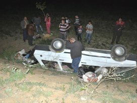 Konyada otomobil şarampole devrildi: 2 yaralı