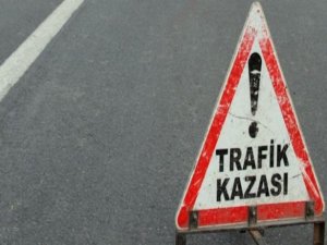 Motosiklet ile kamyonet çarpıştı: 2 ölü