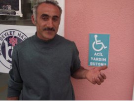 Bindiği motosiklette elini yılan ısırdı