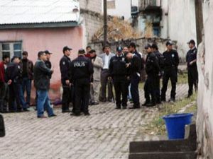 Babasını taşla öldürdü