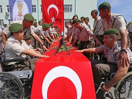 Özel tertipler yemin etti