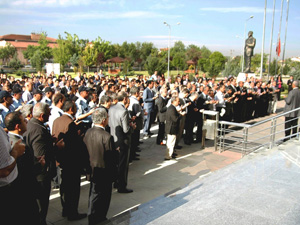 Adliye çalışanlarından maden şehitlerine dua