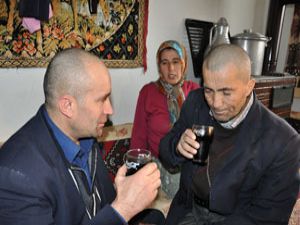 Engelli kardeşlere yenge sahip çıktı