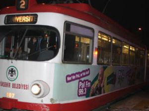 Otomobil tramvaya çarpıp kaçtı