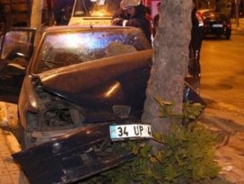 Kontrolden çıkan araç ağaca çarptı: 3 yaralı