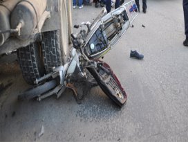 Motosikletli çocuklar kamyonun altına girdi