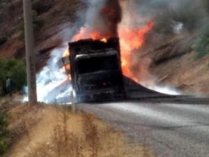 Askeri malzeme taşıyan kamyon ateşe verildi