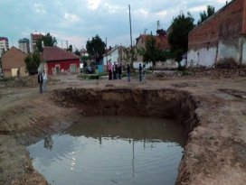 SU DOLU ÇUKURA DÜŞEN KARDEŞLER KURTARILDI