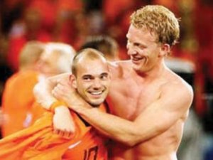 Sneijder&Kuyt gecelere aktı