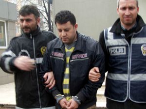 Hem cinayetten aranıyor hem televizyona çıkıyor!