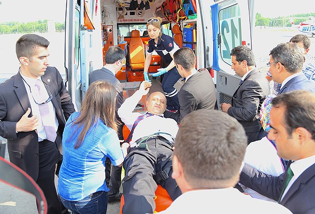 Bakan Işık tören sırasında fenalaştı