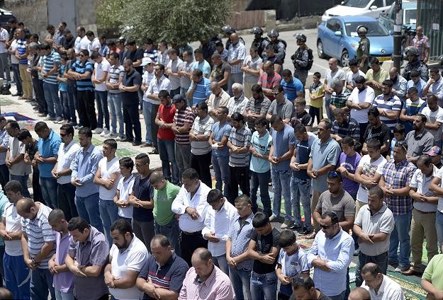 İsrailin kararı sokaklarda namaz kılınarak protesto edildi