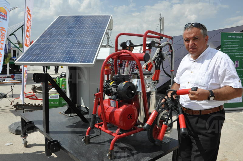Güneş enerjisi ile çalışan süt sağma makinesi yaptı