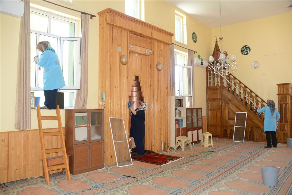 Meramda Ramazan öncesi cami temizliği