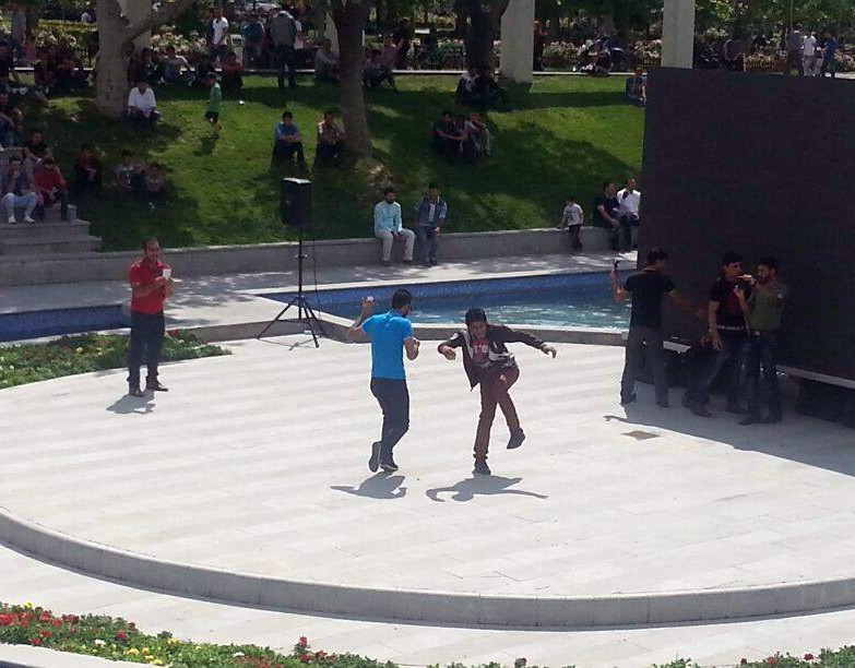 Sıcaktan bunalan gençler kendini Apaçi dansına verdi