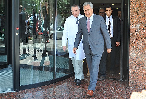 Arınç, Akbulutu tedavi gördüğü hastanede ziyaret etti