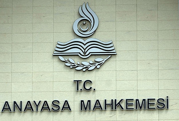 AYM başörtülü avukatı haklı buldu
