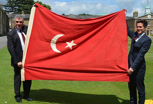 Osmanlı bayrağı Türkiyeye iade edildi