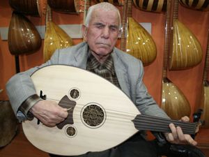 Farkında olmadan türkü ezberliyor