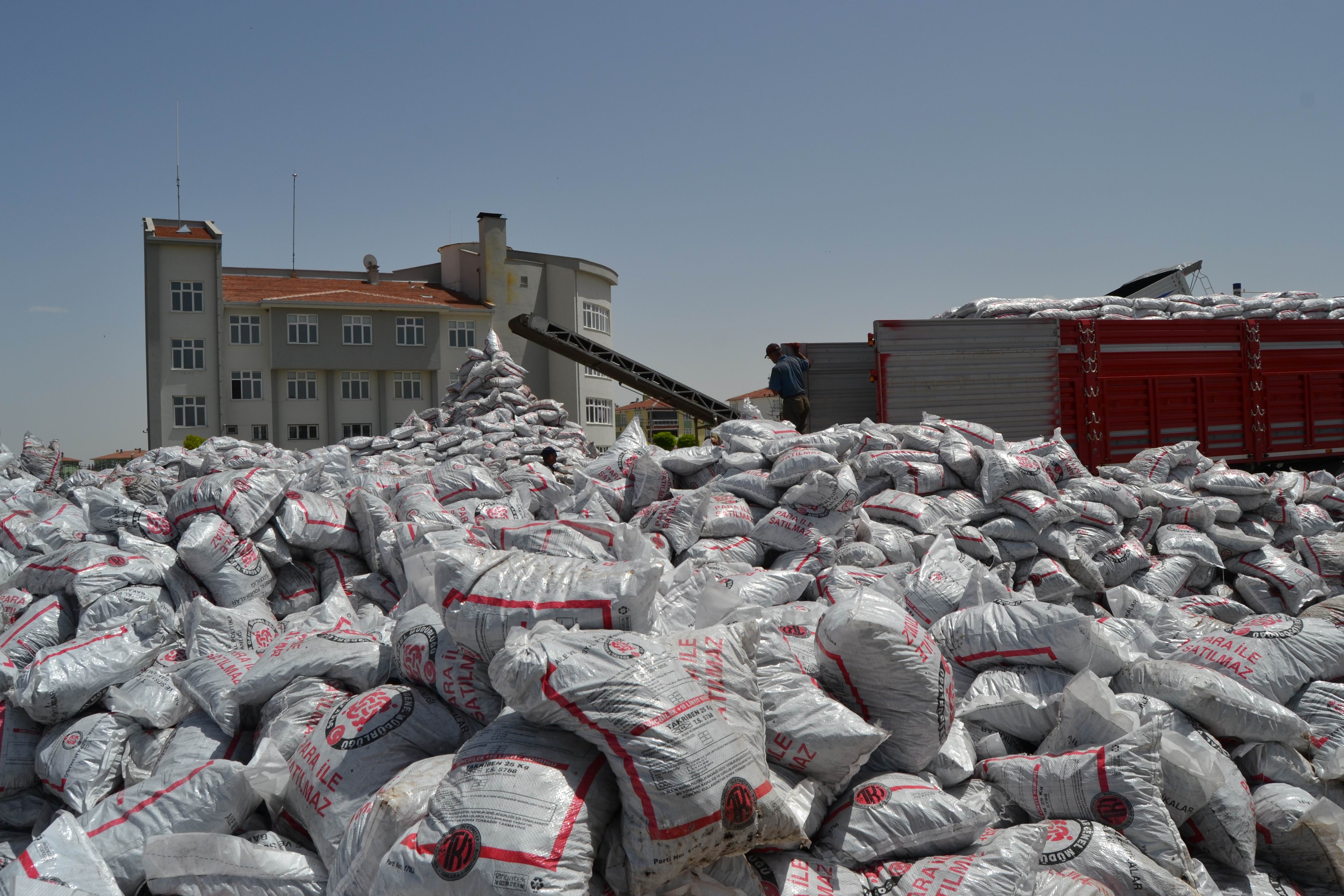 İhtiyaç sahiplerine kömür dağtımı