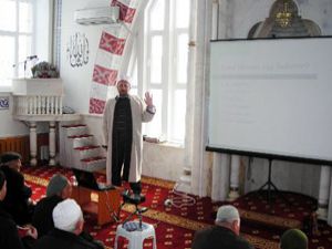 Vaazlarını projeksiyon ile veriyor