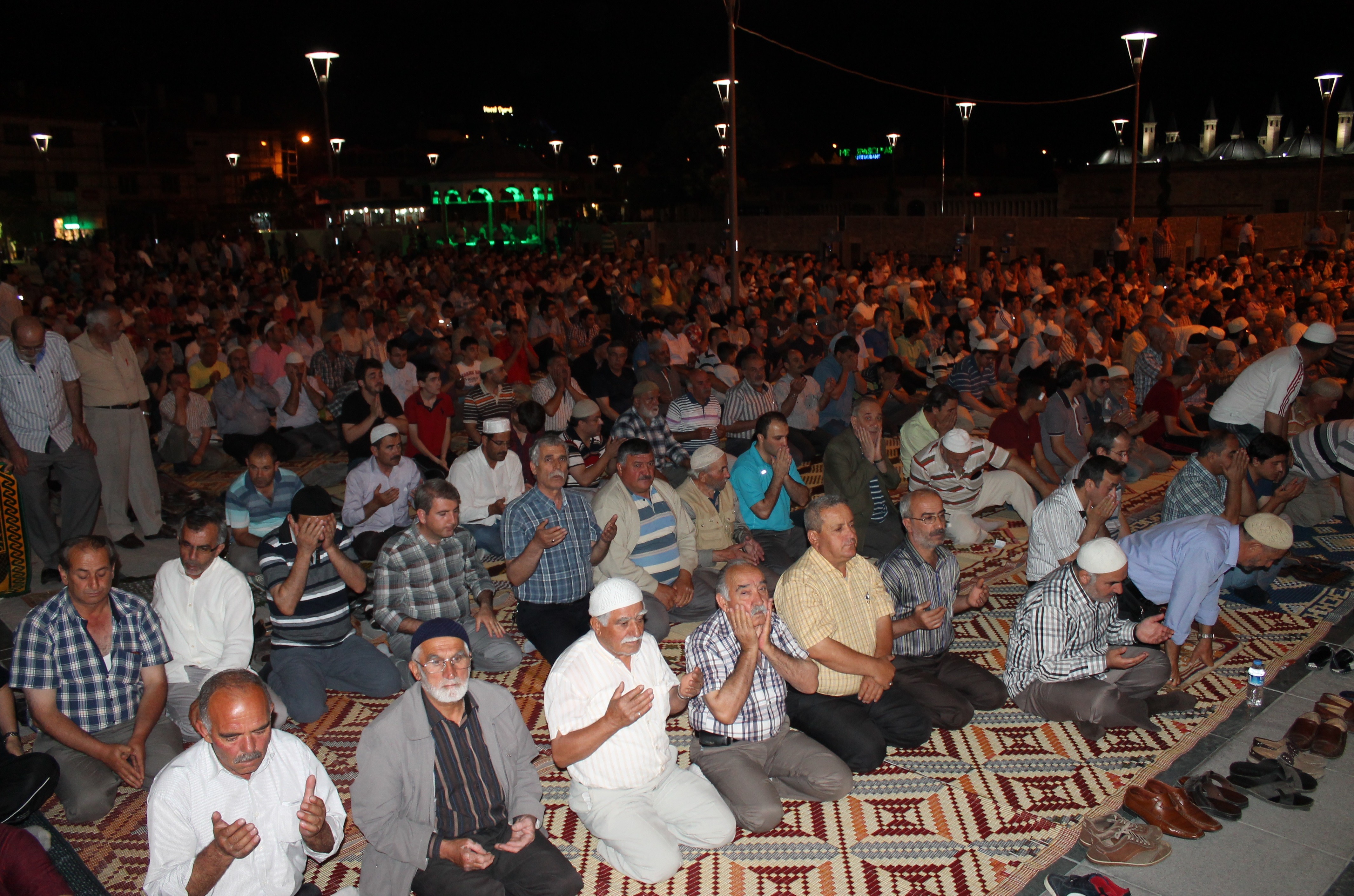 İlk Teravihte camiler doldu taştı