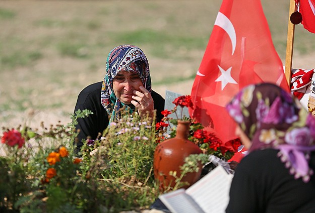 Madencilerin mezarlarına ziyaretçi akını