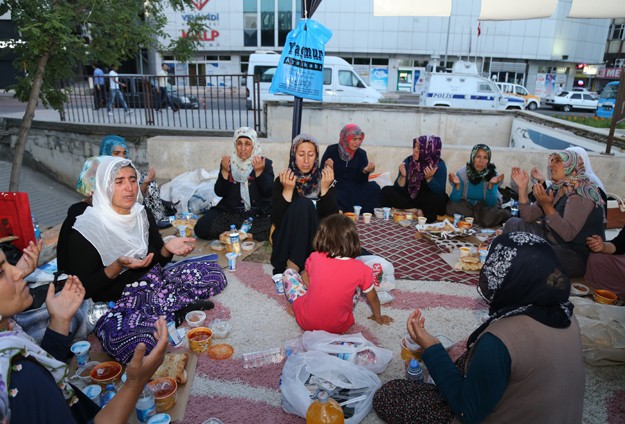Diyarbakırlı aileler ilk iftarını eylem çadırında açtı