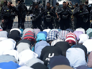 Mescid-i Aksada namaz kılanlara müdahale