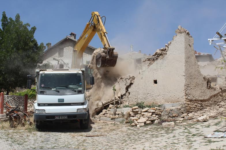 Metruk binalar yıkılıyor