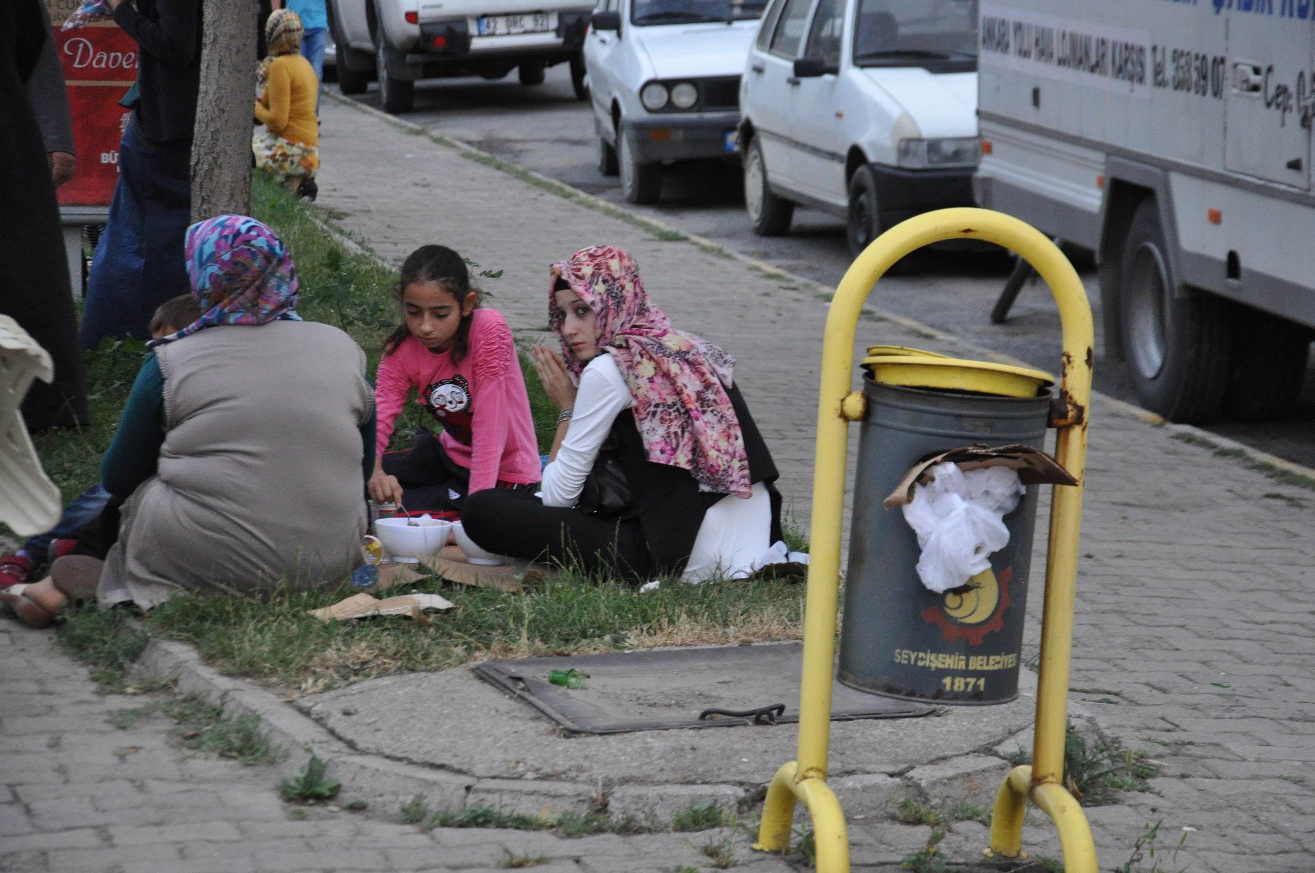 Çöp kutusu yanında iftar