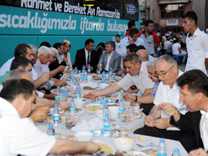 Akyürek Derebucaklılarla iftar yaptı