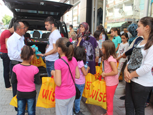 Beyşehir’de çocuklara kıyafet yardımı