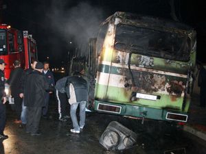 Akü otobüsü yaktı