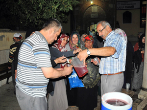 Akşehir Belediyesi Kadir Gecesi şerbet dağıttı