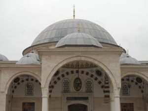 İmamın yardımıyla alemleri çaldılar