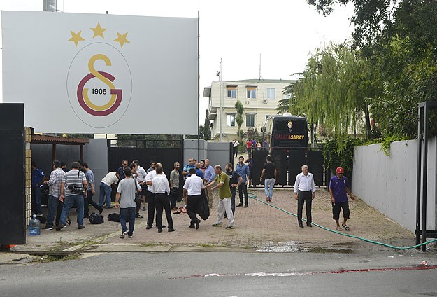 Foto muhabiri demir kapıya sıkışt