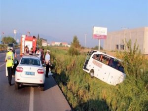 Otobüs şarampole devrildi: 50 yaralı