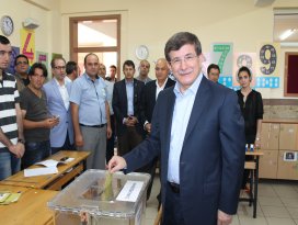 Davutoğlu oy kullandı