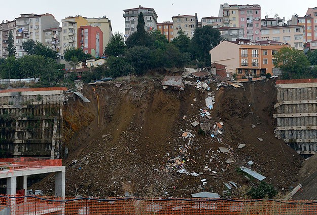 Üsküdarda istinat duvarı çöktü
