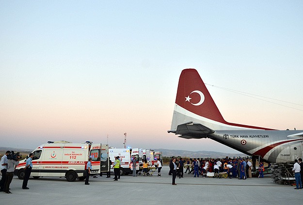 Yaralı Filistinliler uçakla Türkiyeye getiriliyor