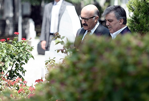 Gül, Erbakanın mezarını ziyaret etti