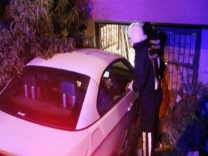 Otomobil bodrum katına uçtu